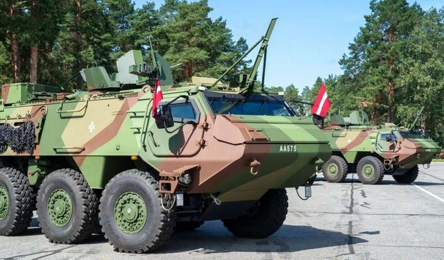 Premier véhicule blindé de transport de troupes Patria 6x6 de fabrication lettone remis aux forces armées nationales lettones