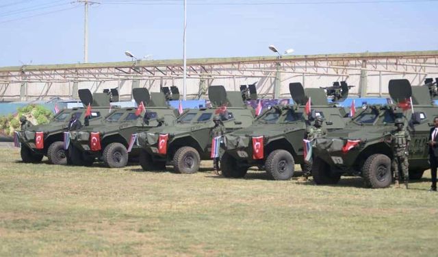 La Turquie a livré 17 véhicules blindés de transport de troupes Cobra-I à la Gambie