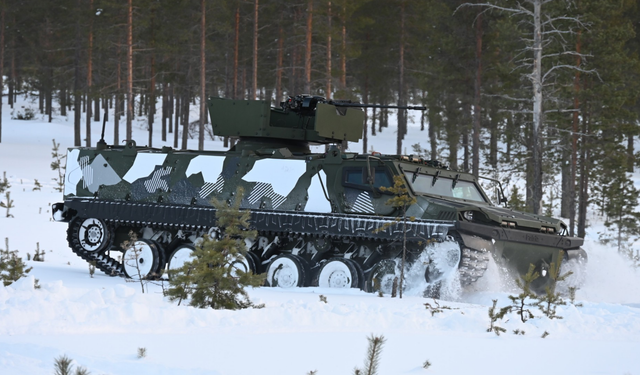 Patria dévoile son nouveau véhicule tout-terrain chenillé TRACKX au DSEI UK 2025