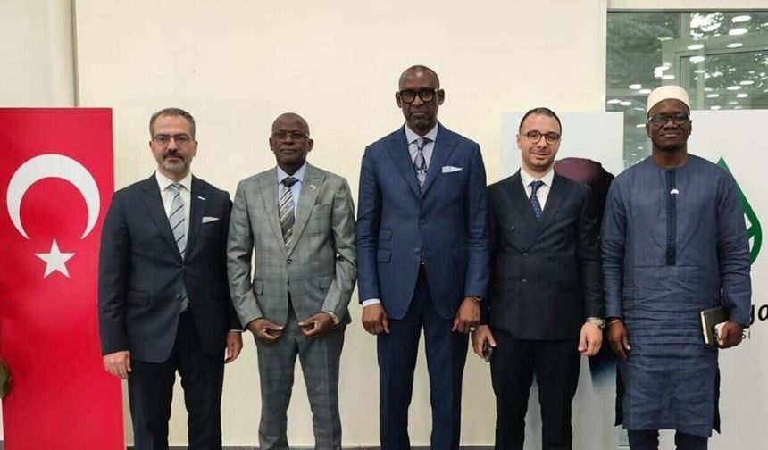 Le ministre de l’Industrie et du Commerce, le ministre des Affaires étrangères et l’ambassadeur du Mali ont tenu plusieurs réunions en Turquie